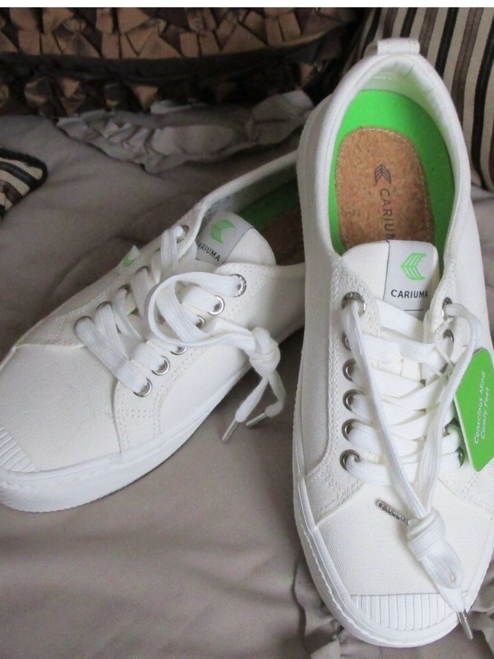 Cariuma White Canvas Low-Top Sneakers with Green Insole Accent